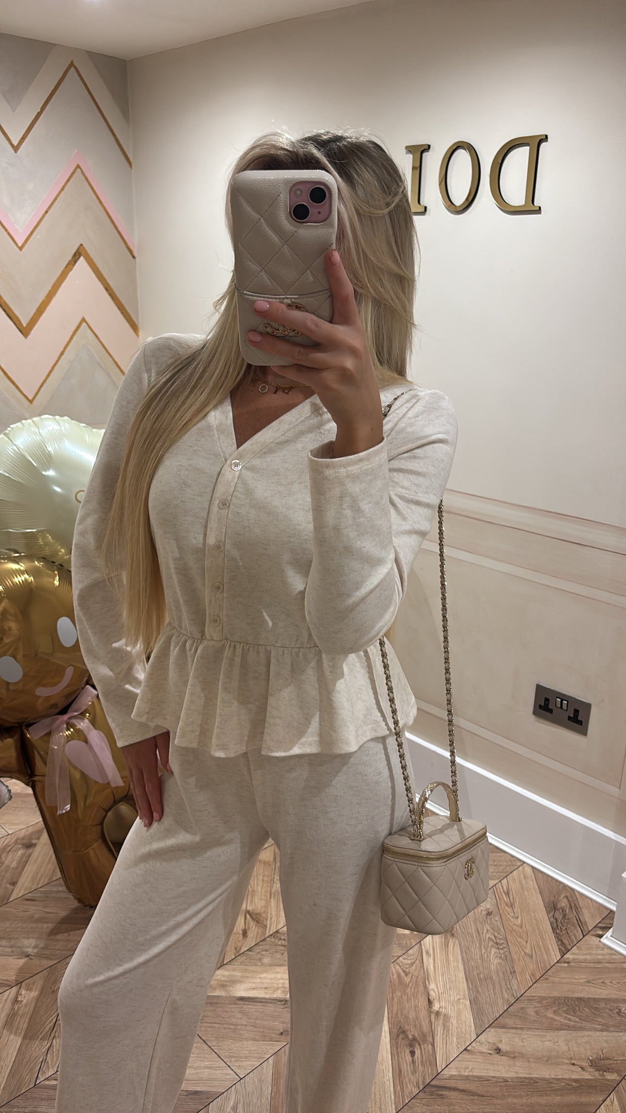Button frill lounge set