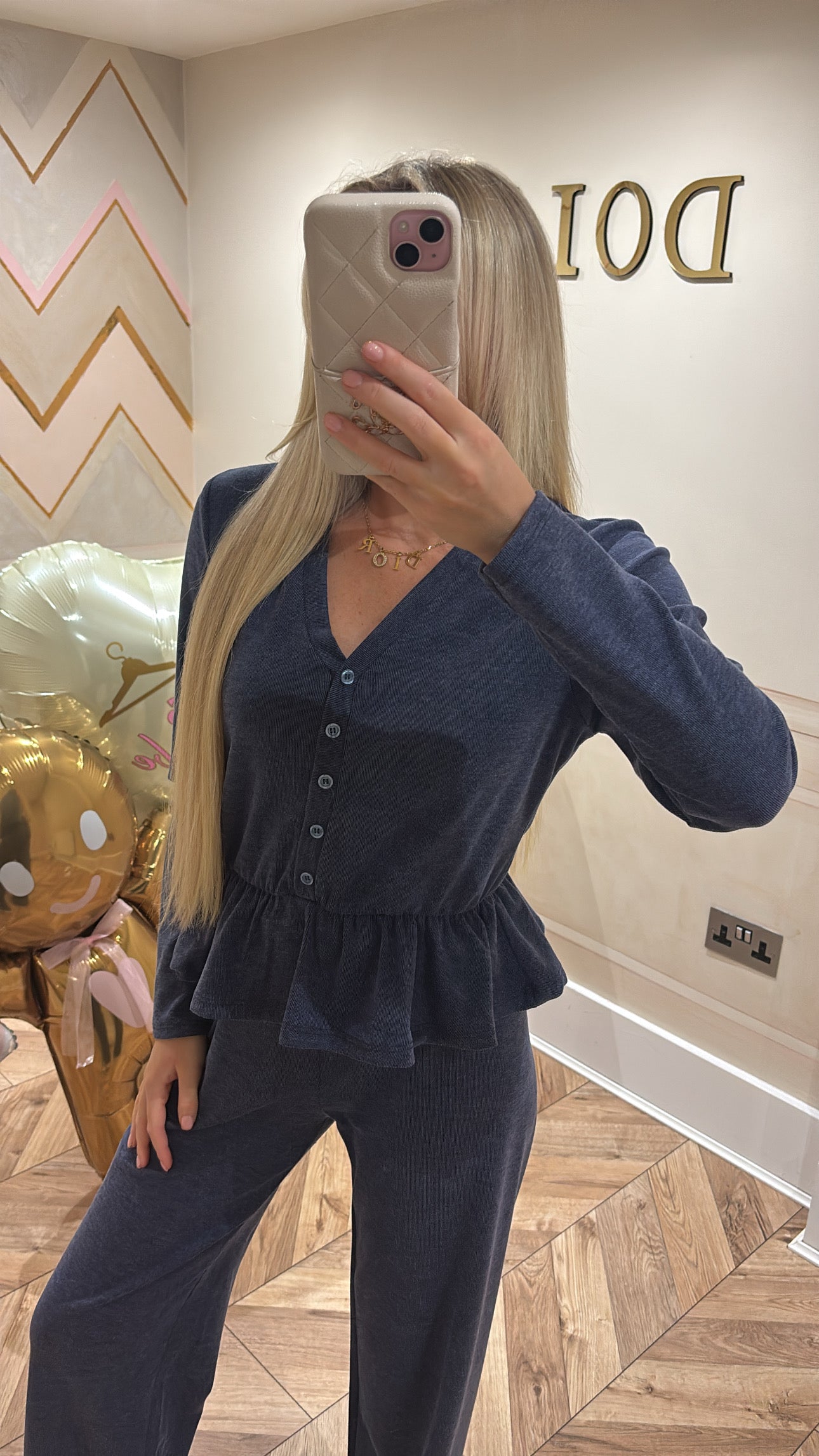 Button frill lounge set
