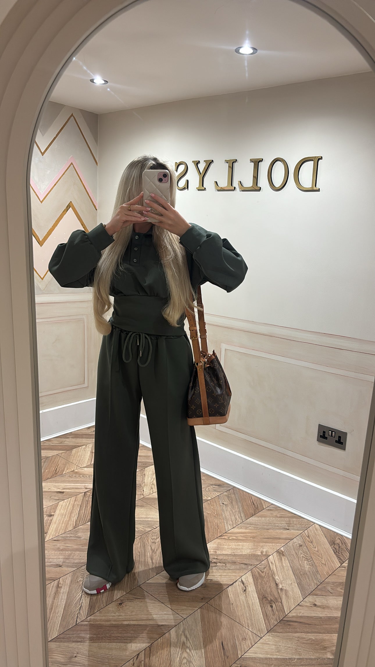 Button collar lounge set