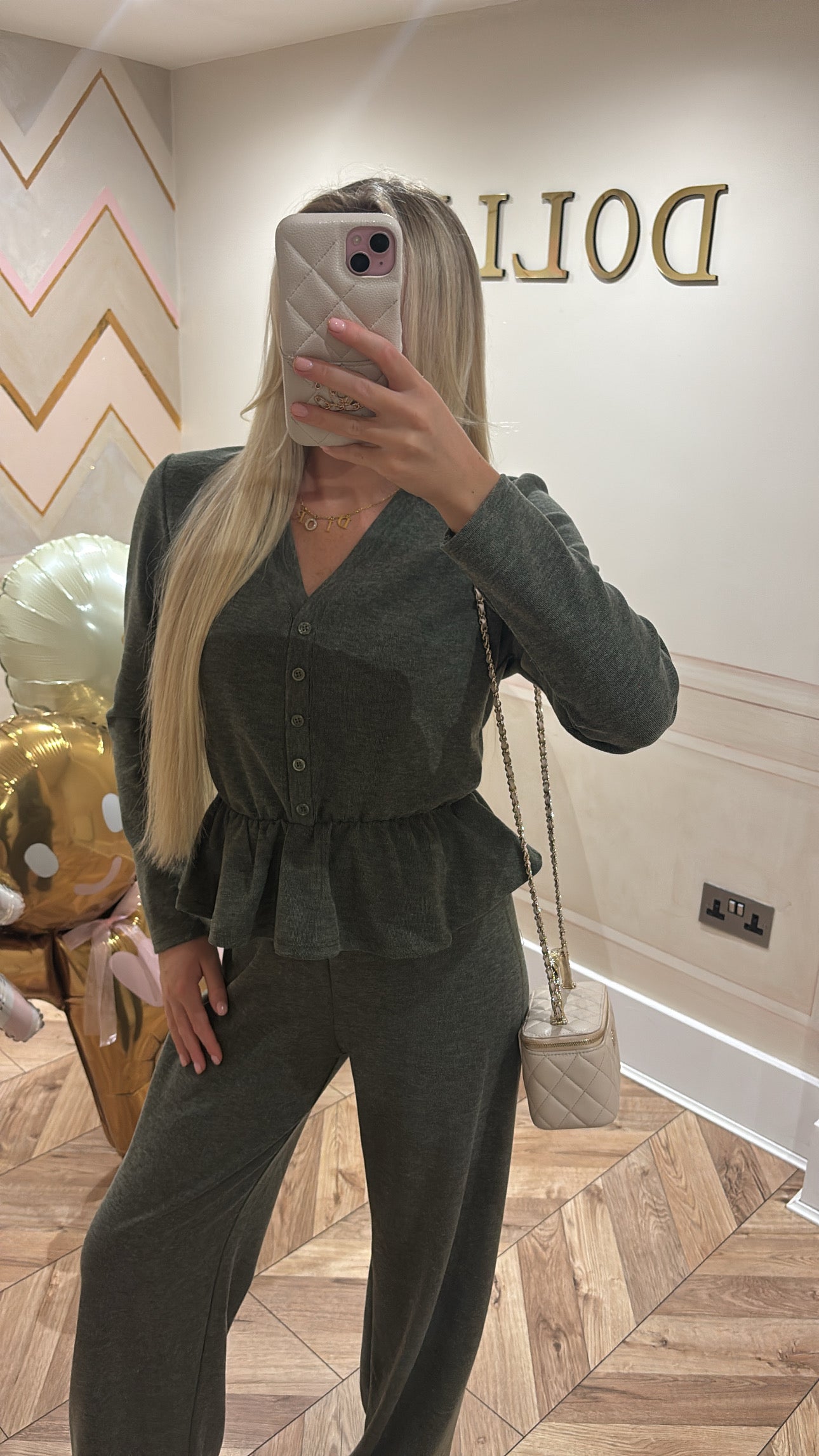 Button frill lounge set