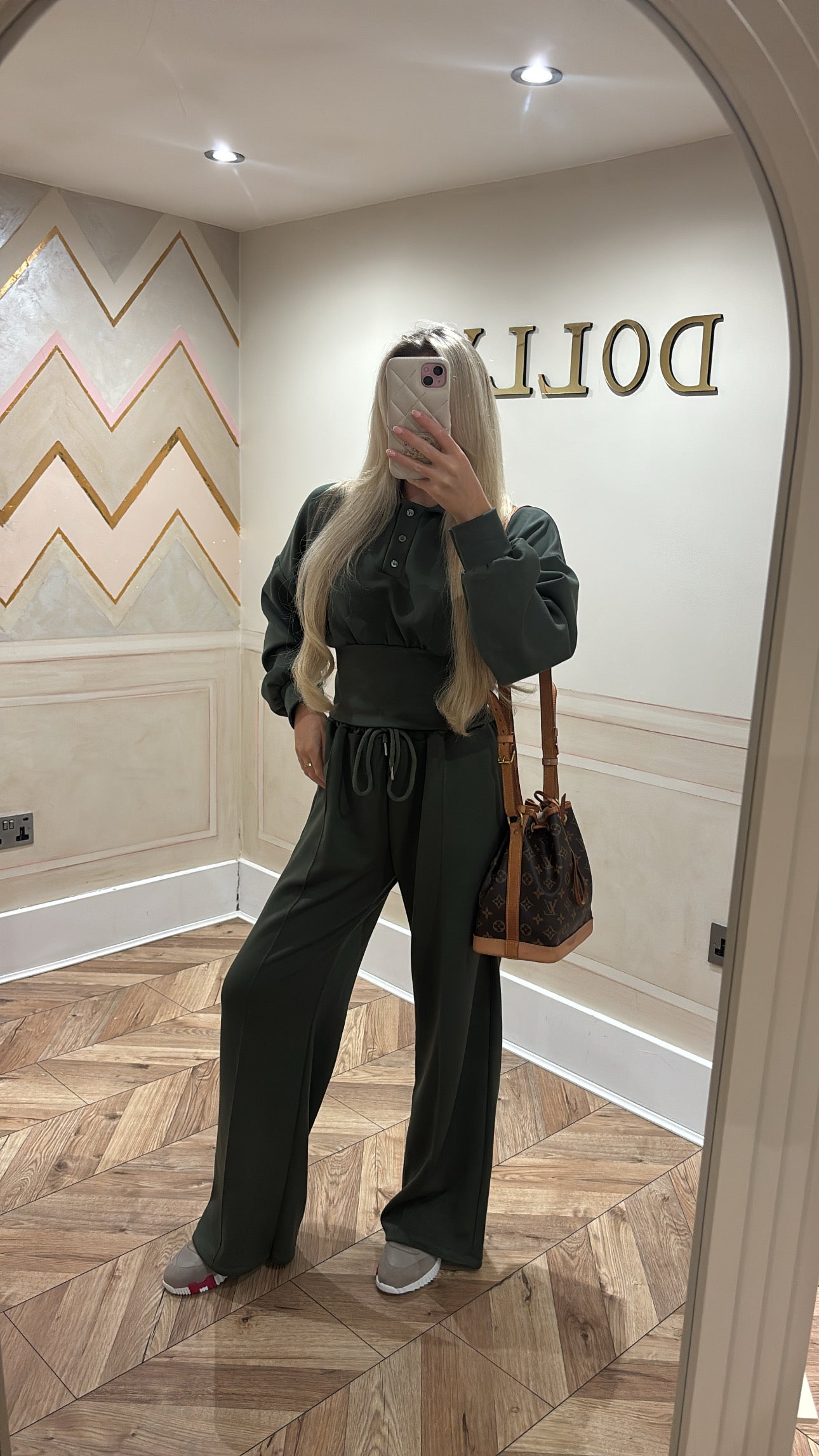 Button collar lounge set
