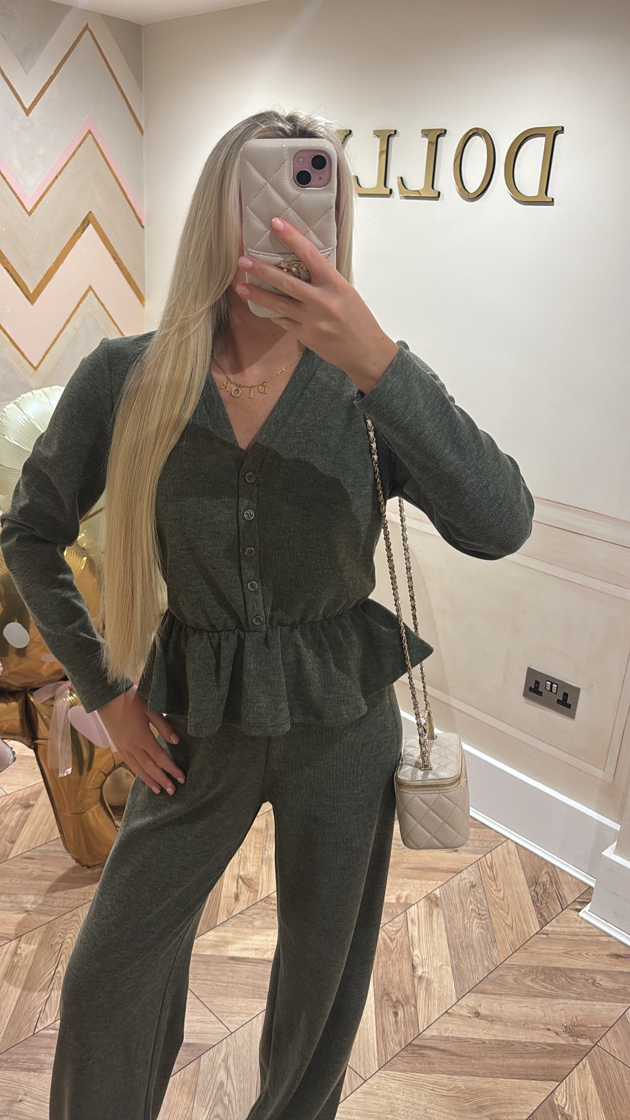 Button frill lounge set
