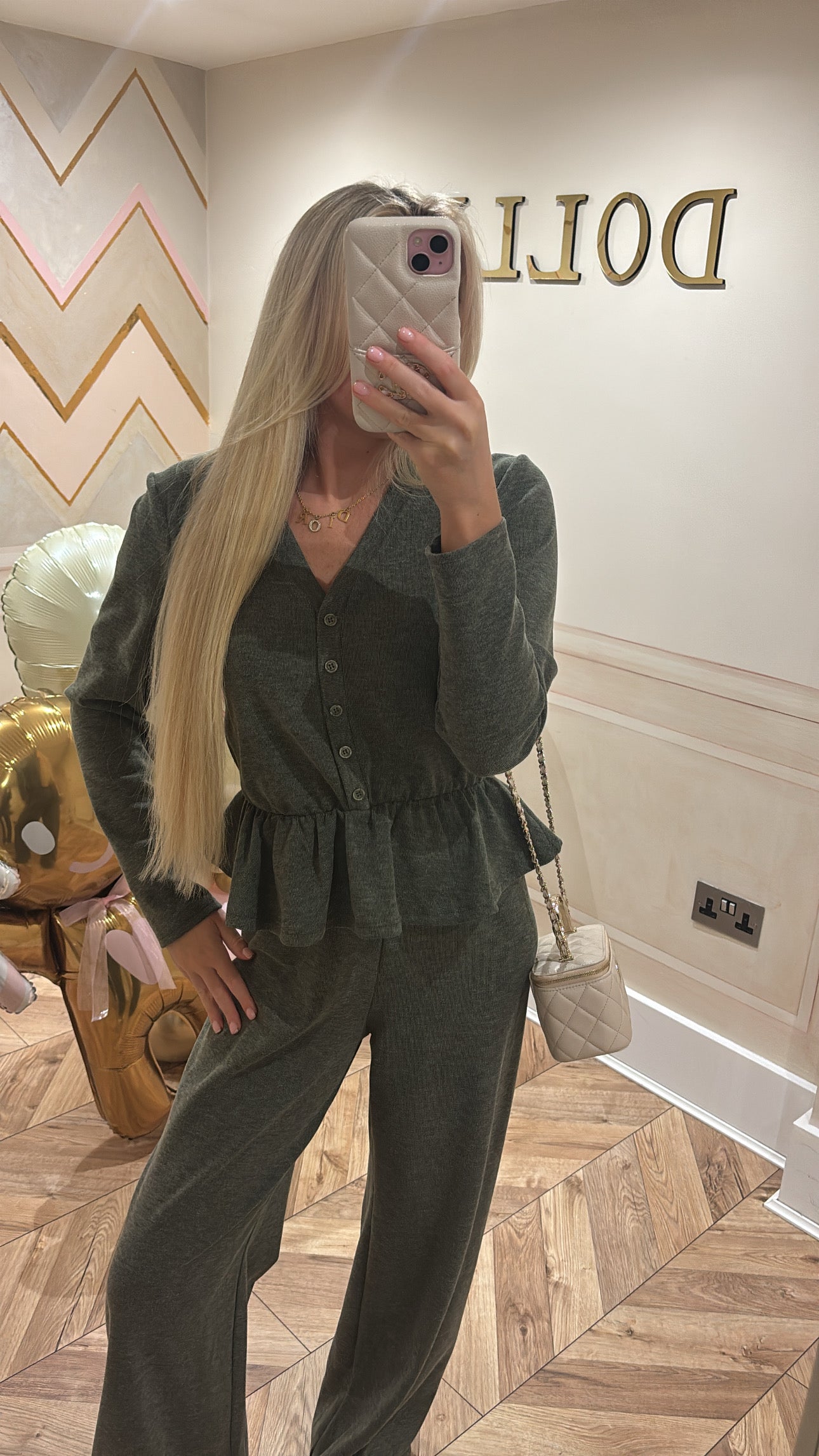 Button frill lounge set