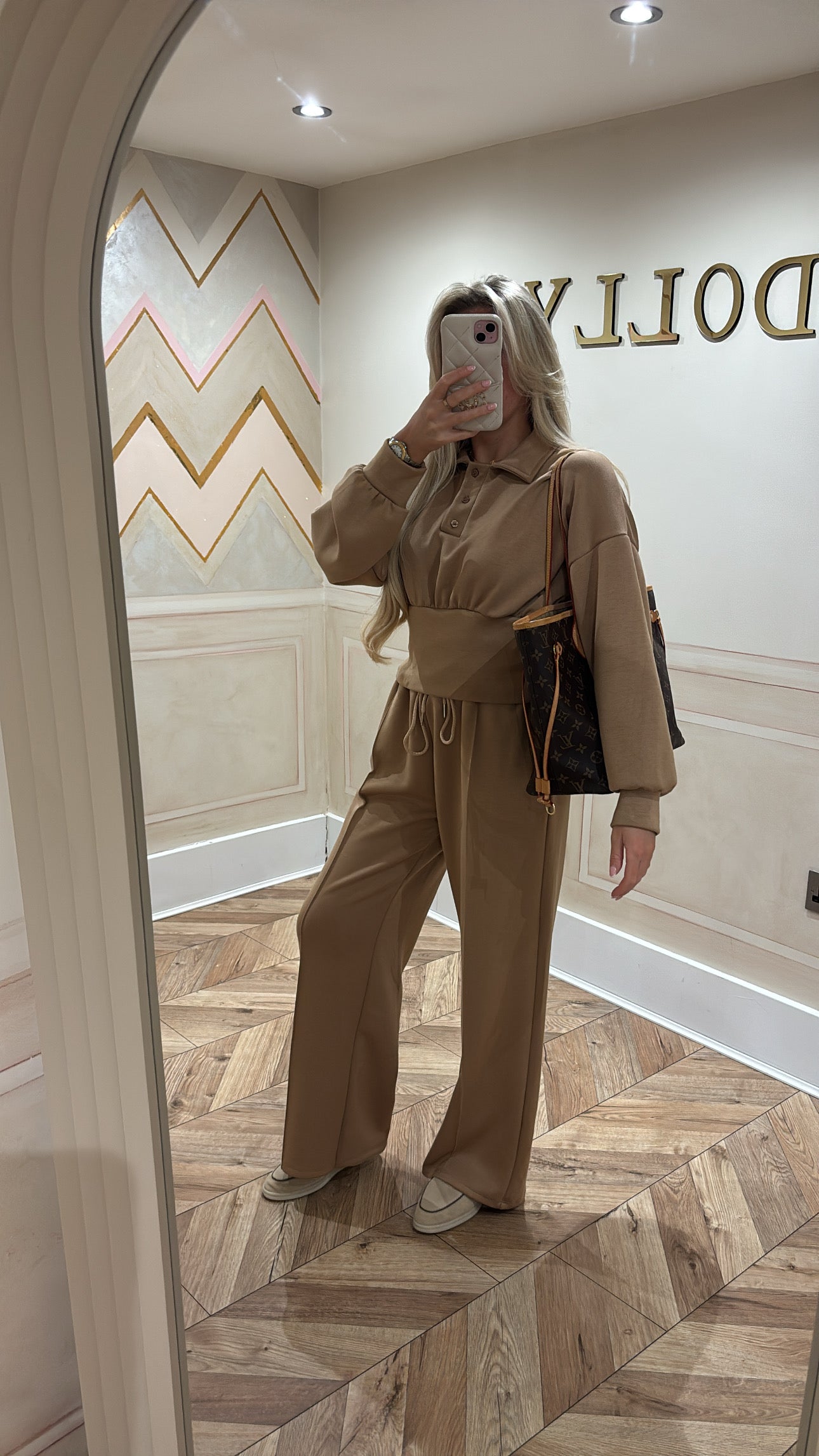 Button collar lounge set