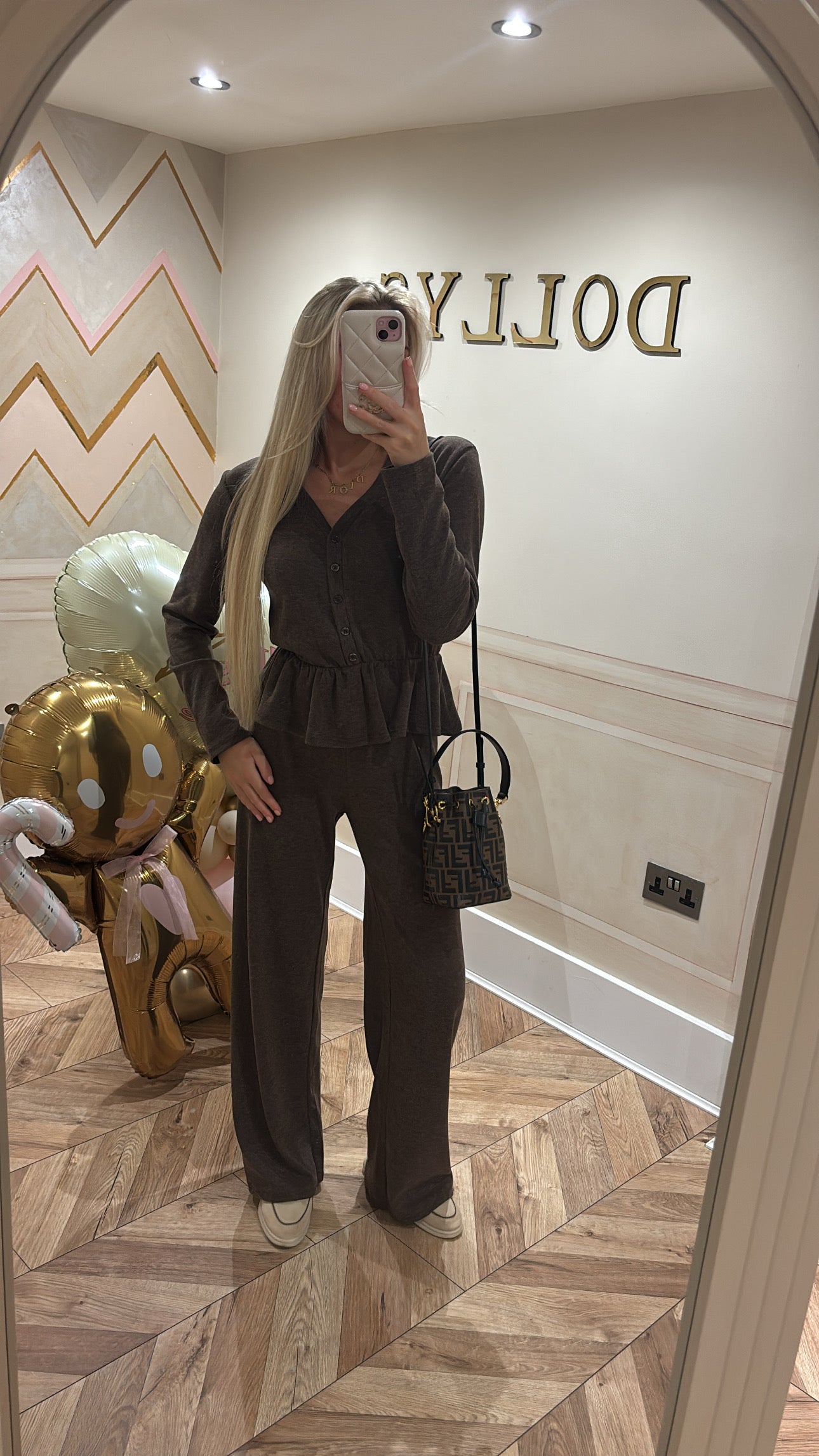 Button frill lounge set