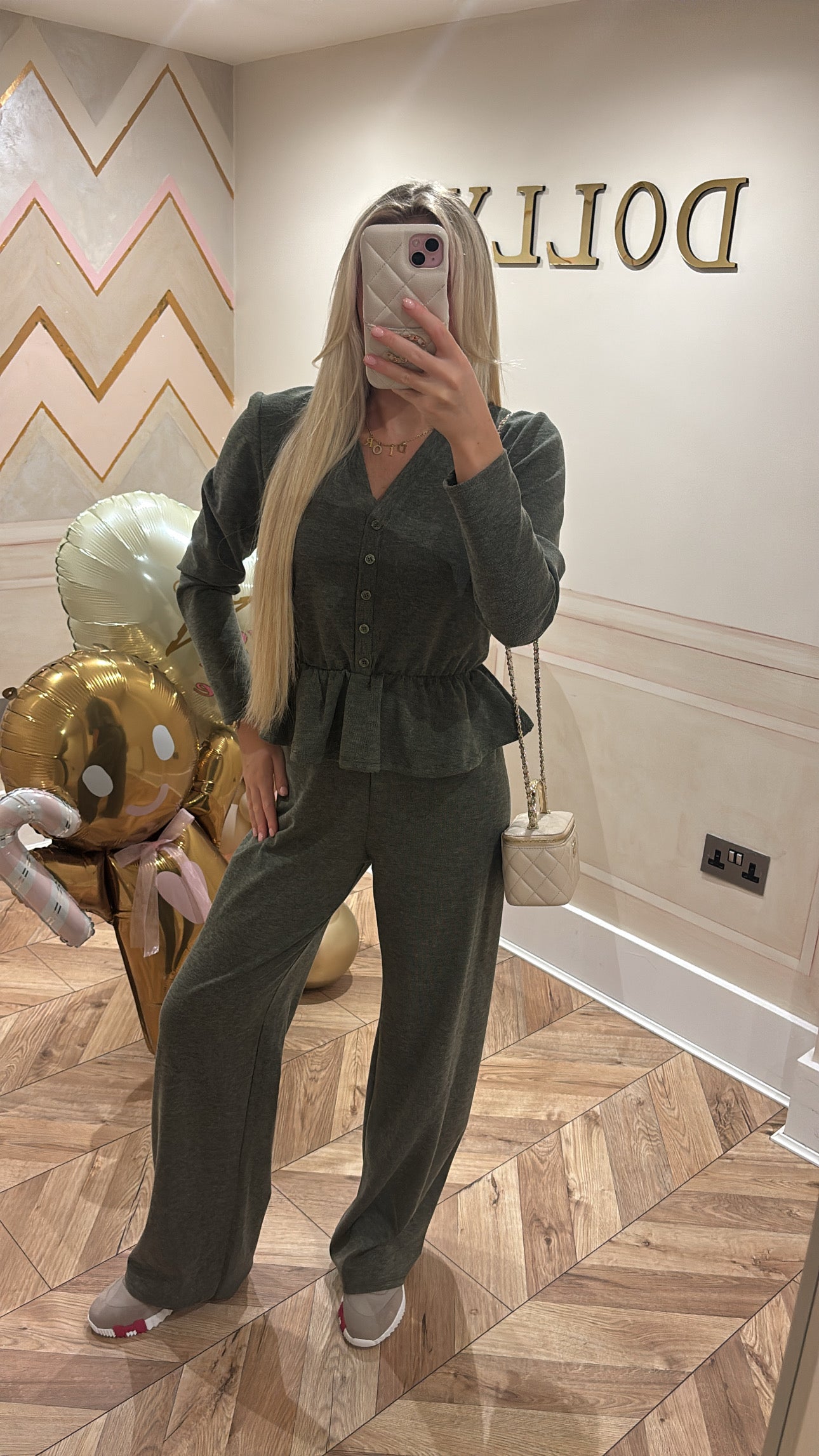Button frill lounge set