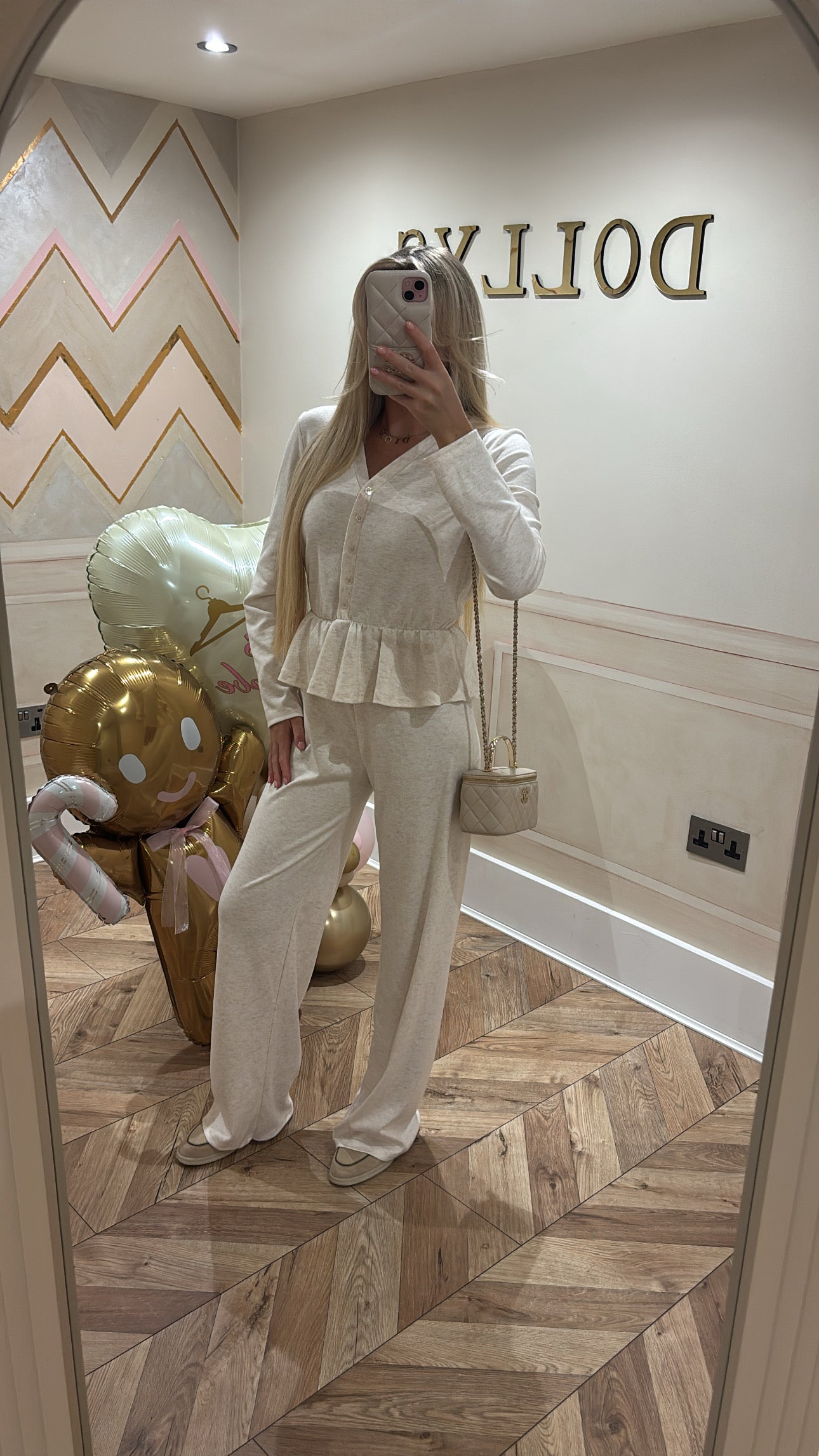 Button frill lounge set