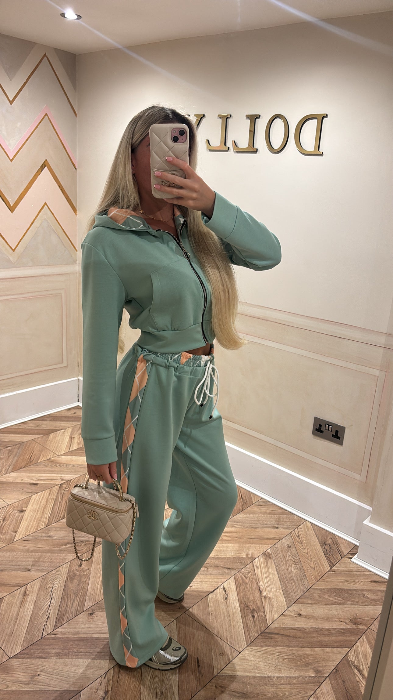Chequered hood lounge set ￼