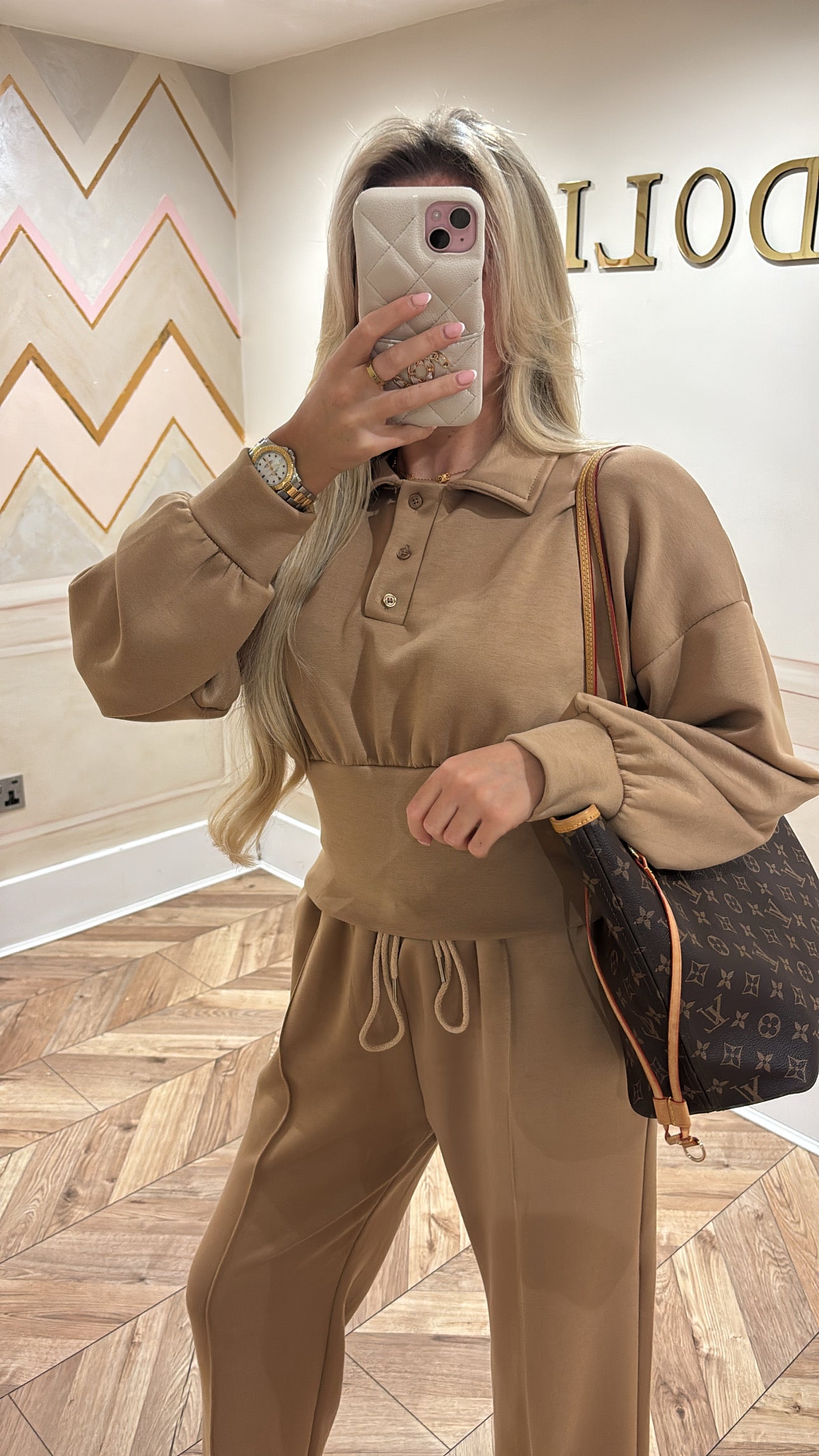 Button collar lounge set
