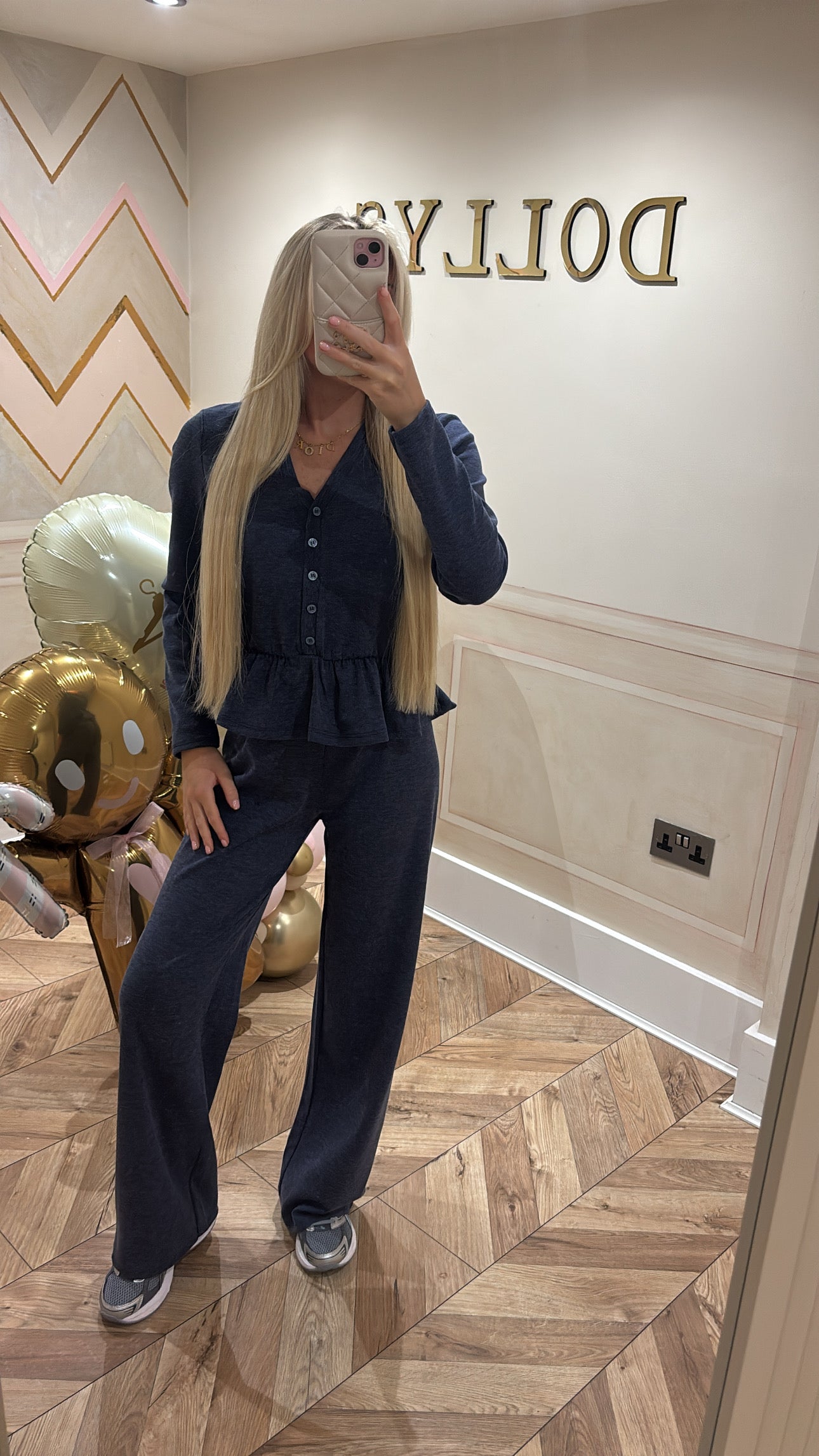 Button frill lounge set