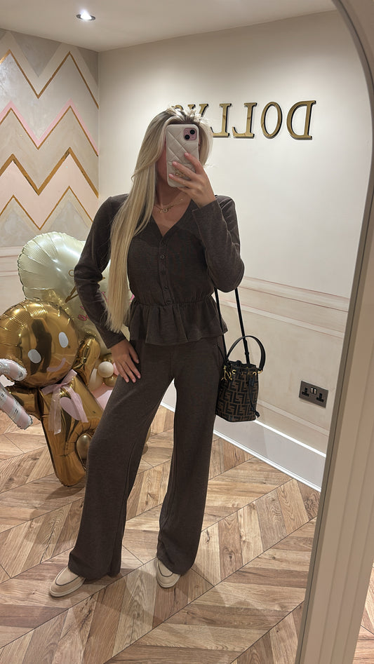 Button frill lounge set