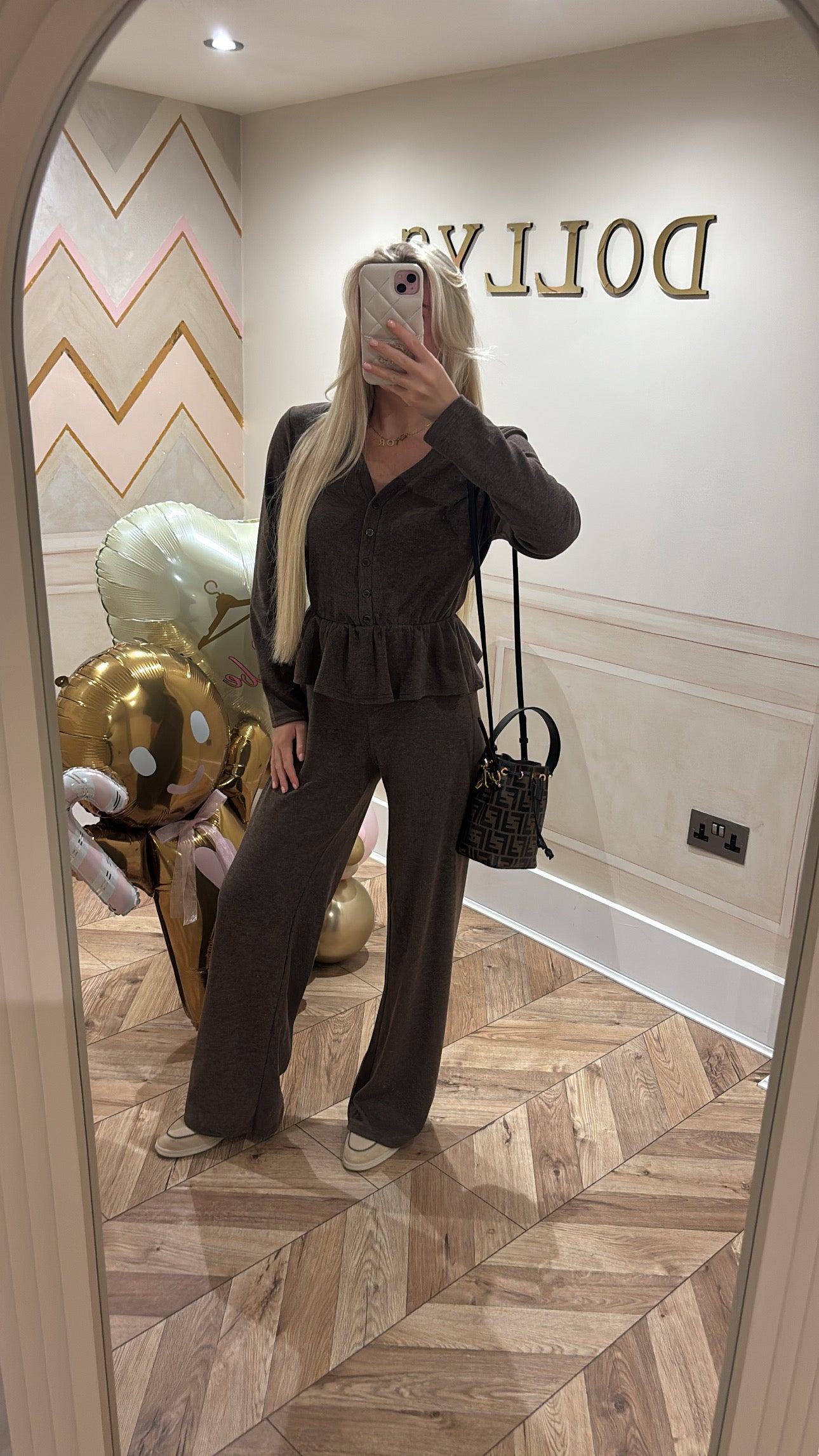 Button frill lounge set