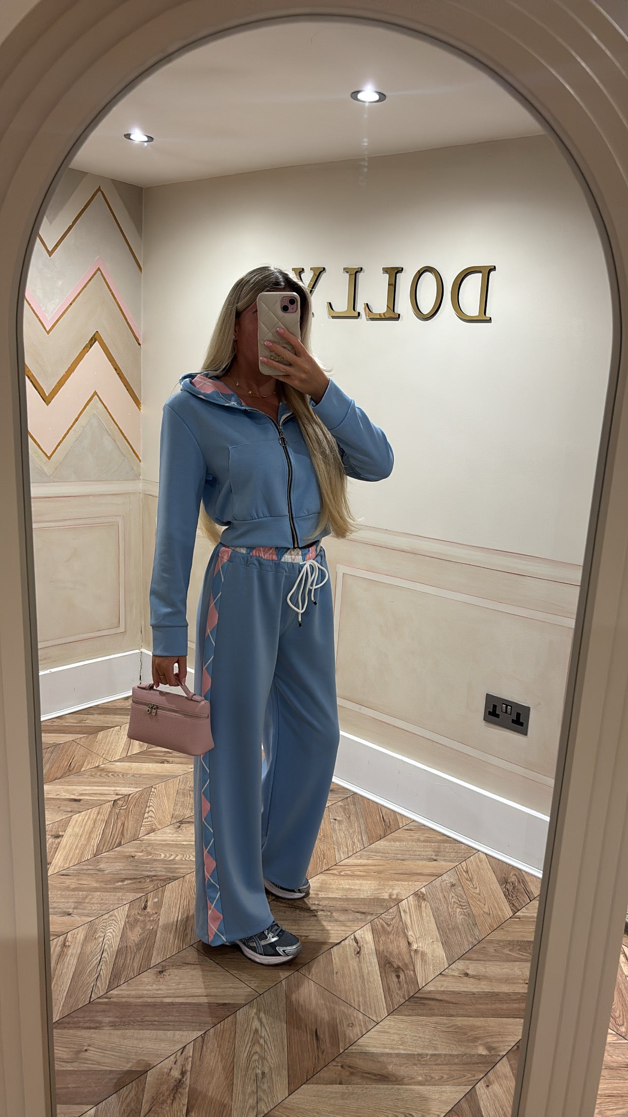 Chequered hood lounge set ￼