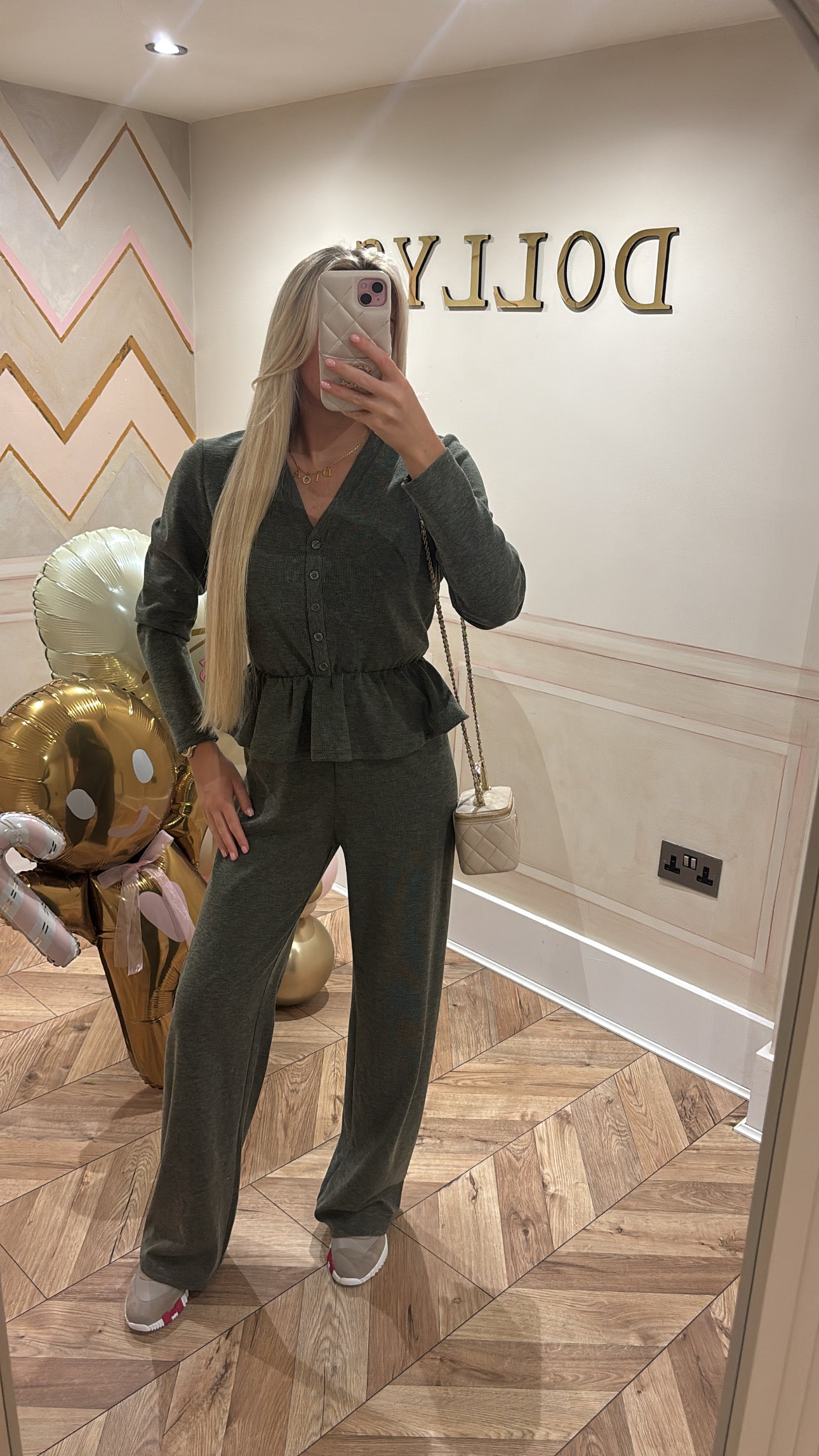 Button frill lounge set
