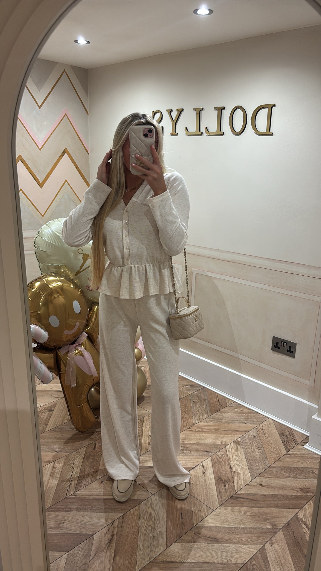 Button frill lounge set