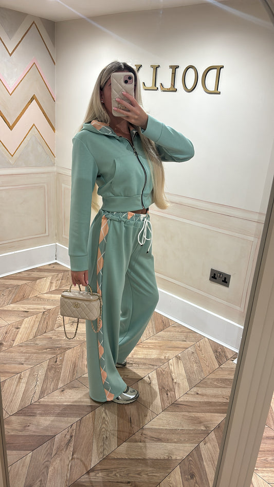 Chequered hood lounge set ￼