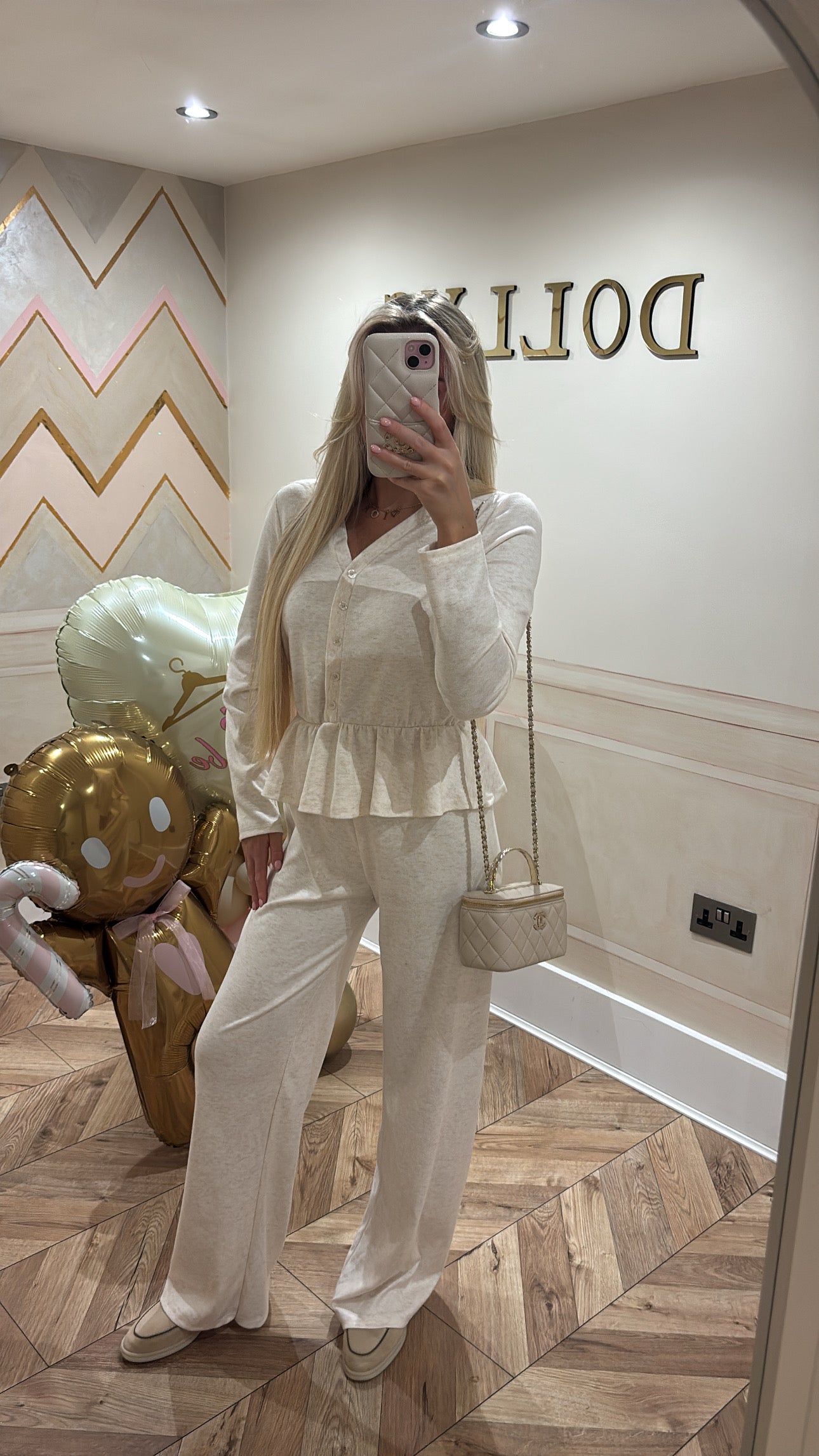 Button frill lounge set