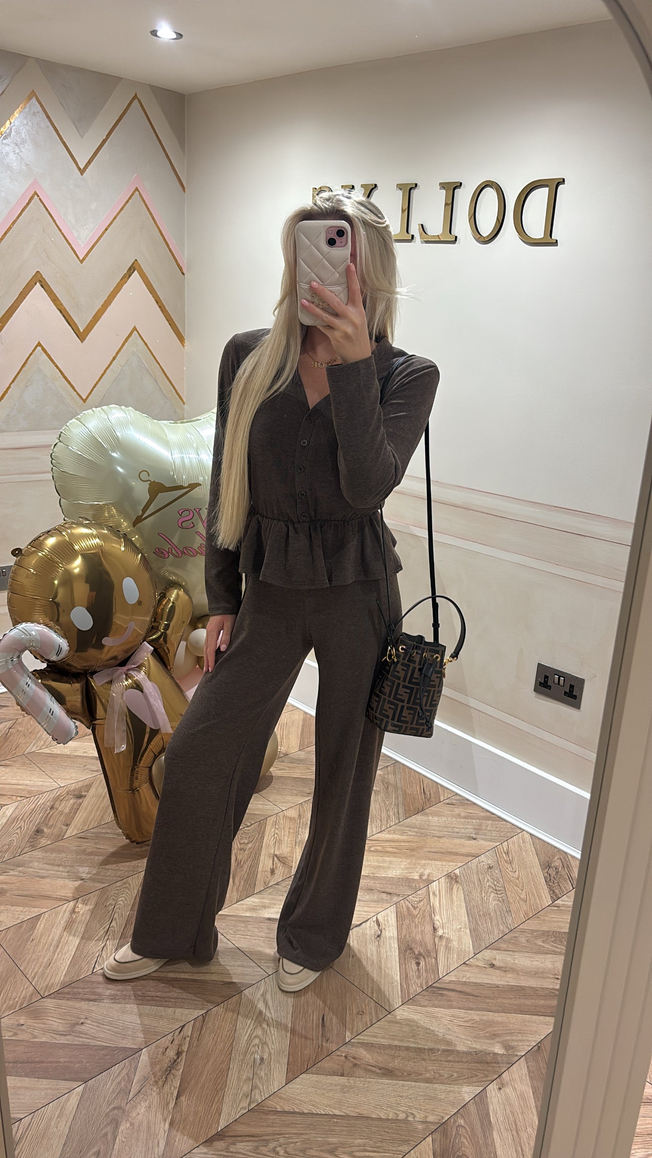 Button frill lounge set