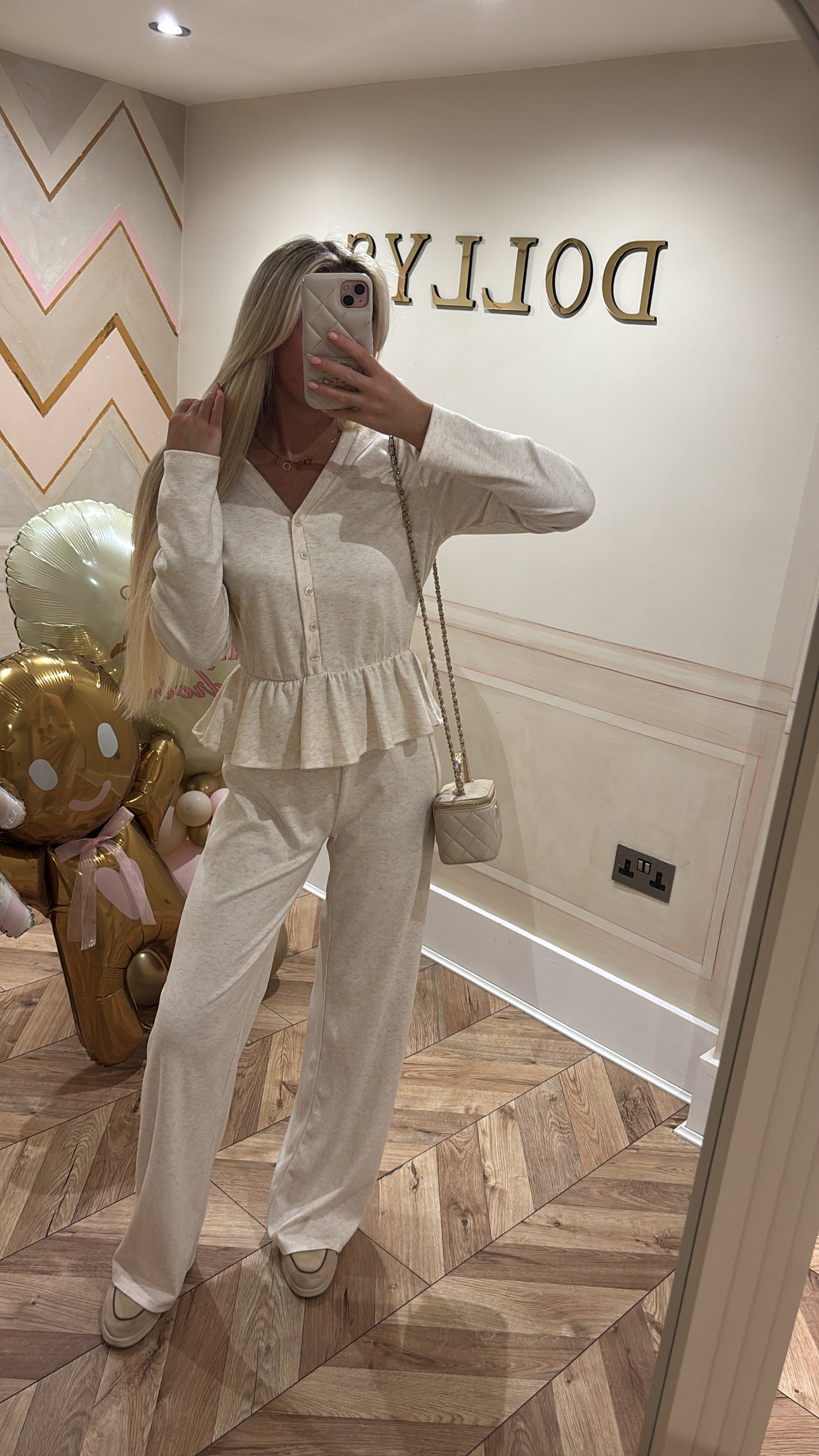 Button frill lounge set